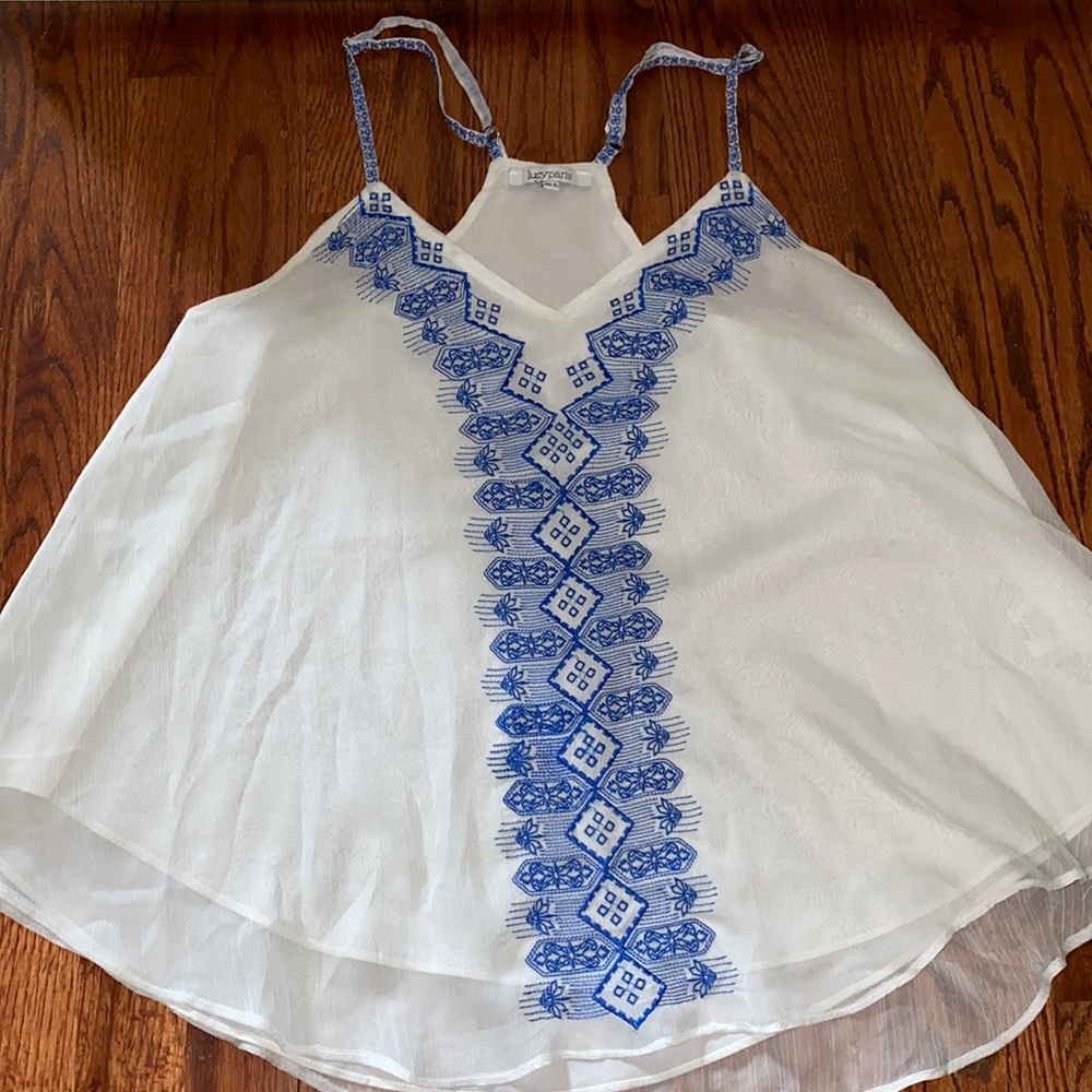 Tank with adjustable straps